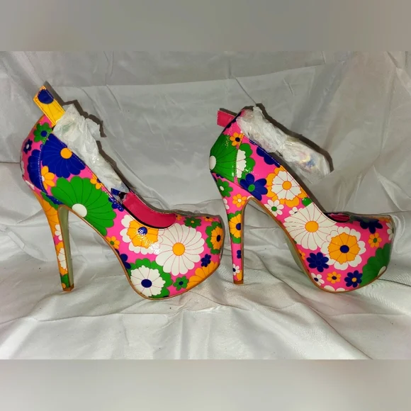 AMI Clubwear - Picture 2 of 6